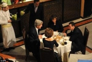 John Kerry beim Abendessen mit Baschar Hafiz al-Assad