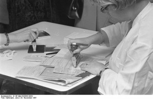 Schutzimpfung - Bildquelle: Wikipedia / Bundesarchiv, B 145 Bild-F025952-0032 / Gathmann, Jens / CC-BY-SA