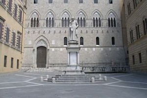 Haupteingang Monte dei Paschi - Bildquelle: Wikipedia / Vyacheslav Argenberg