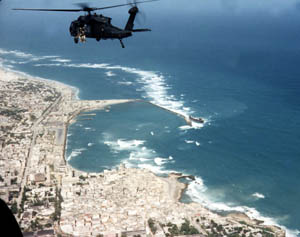 Black Hawk über Mogadischu - Bildquelle: Wikipedia / United States Special Operations Command, Public Domain