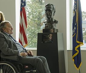 George H.W. Bush im CIA HQ - Bildquelle: Wikipedia / Central Intelligence Agency; Public Domain