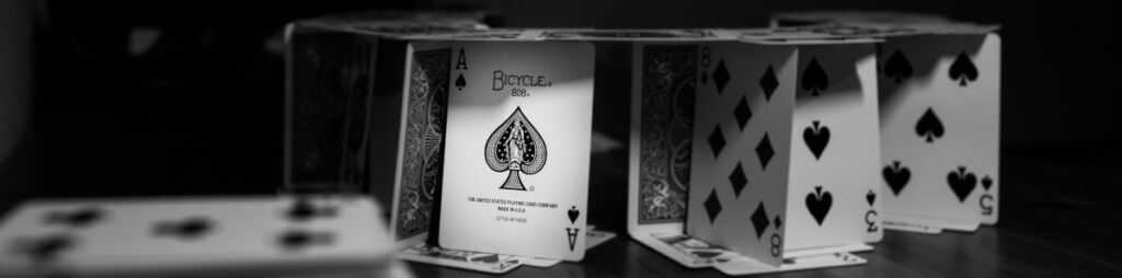 Kartenhaus - Bildquelle: Pixabay / andretusch; Pixabay License